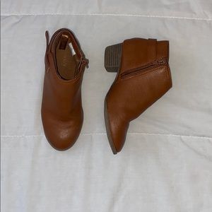 Hi I am selling shoes size kids 13